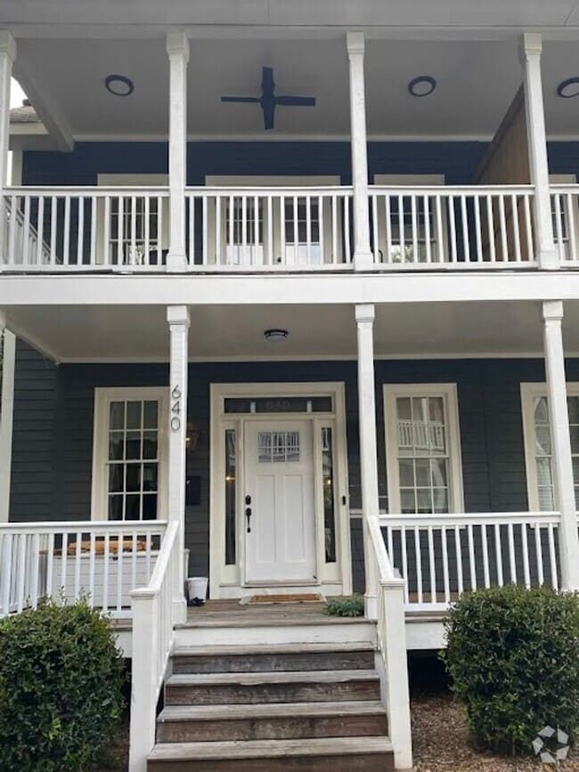 Building Photo - 640 Elm St