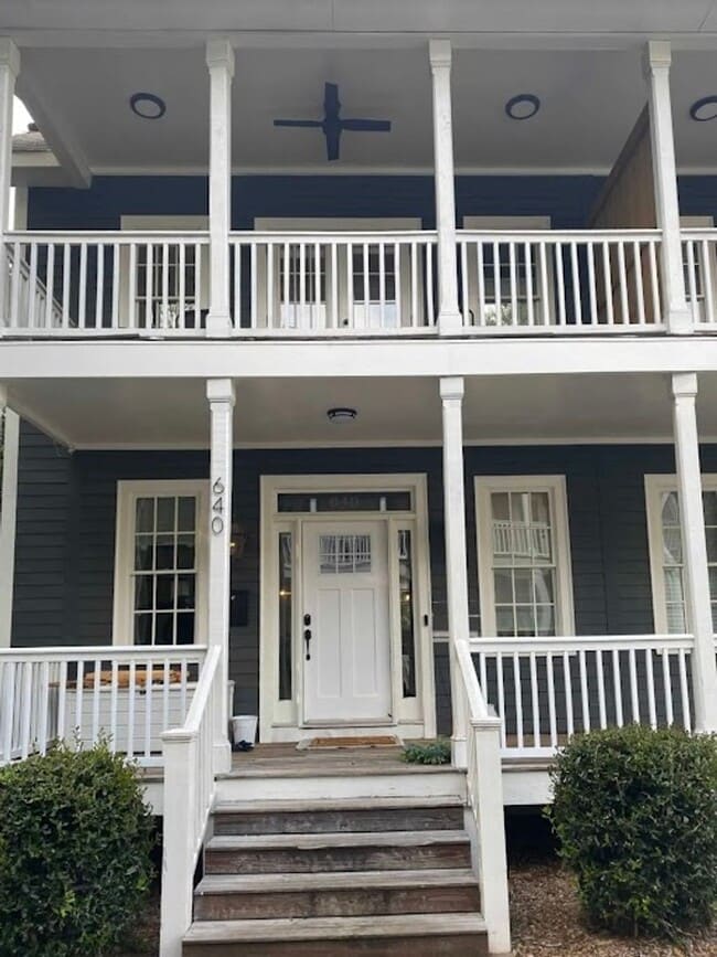 Building Photo - 640 Elm St