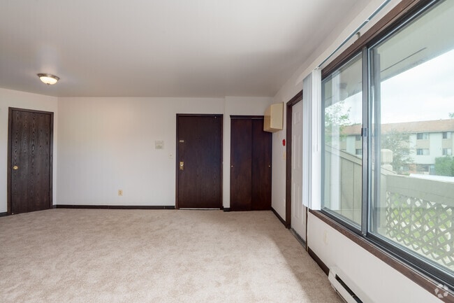 2 habitaciones, 1 baño - 766 pies cuadrados - Sala de estar - Sunset Apartments