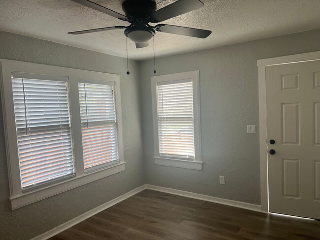 Sala de estar - 1483 Hamlet Ave