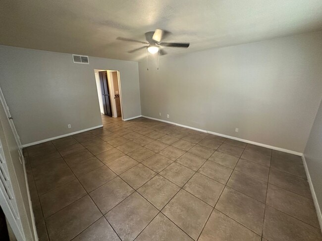 Building Photo - 4p2658 -7