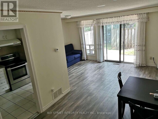 Photo du bâtiment - 1131 Sandhurst Cir