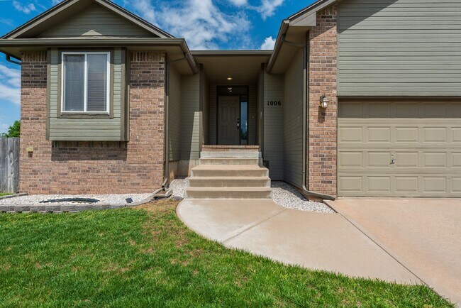 Building Photo - Beautiful 4 Bed 3 Bath In Prestigious Derb...