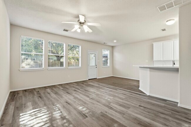 Foto del edificio - 5606 Redgrove Ln