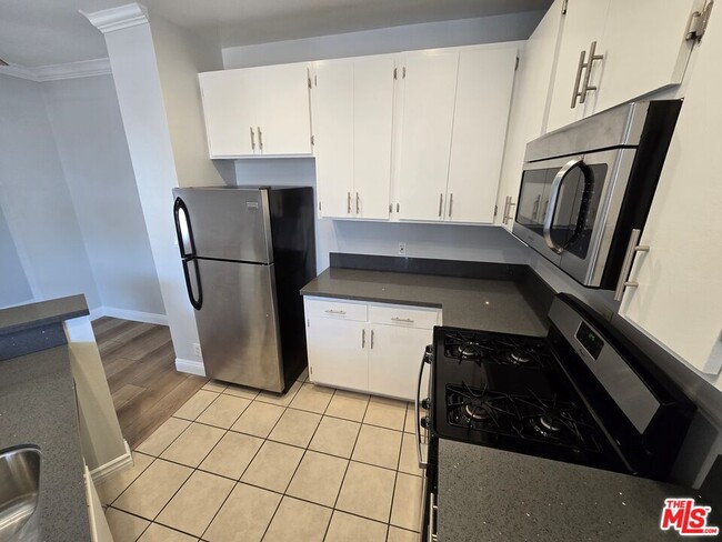 Building Photo - 2107 Beachwood Dr