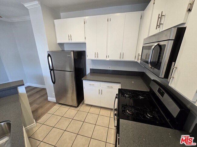 Foto del edificio - 2107 Beachwood Dr
