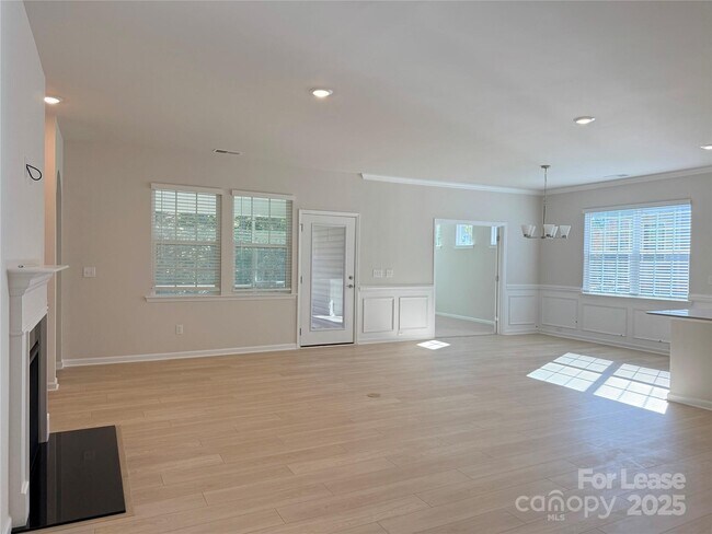 Foto del edificio - 6436 Fairfax Ct