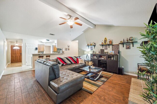 Foto del edificio - 6227 Creekside Ln