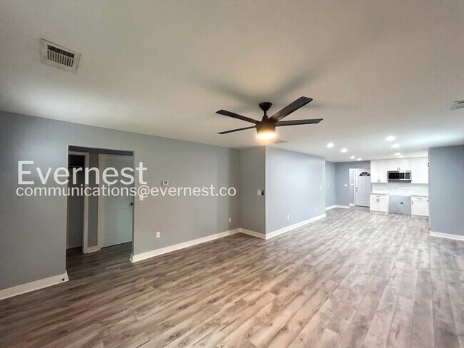 Building Photo - 3 Bed/2 Bath Home with Modern Amenities / Pet-Friendly / Available Now!