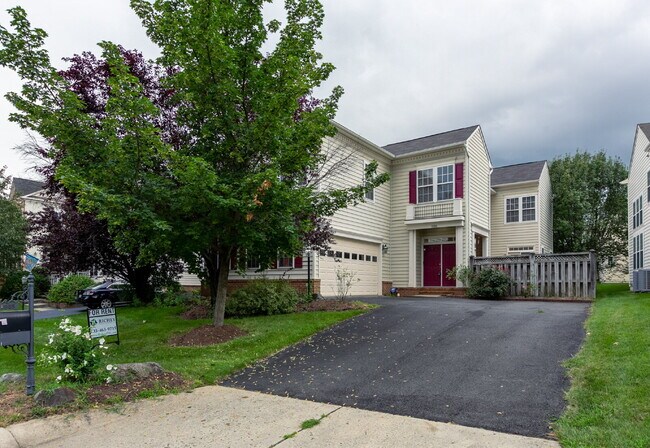 Building Photo - Spacious, Light-Filled Home in the Desirable Broadlands