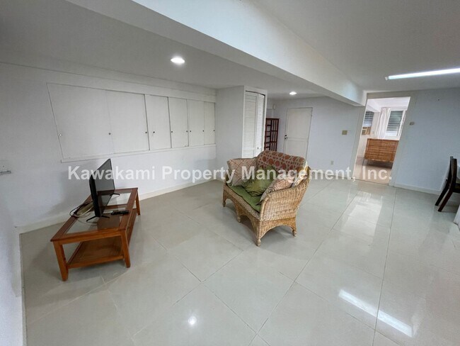Building Photo - Partly Furnished Garden Unit on Sierra Drive
