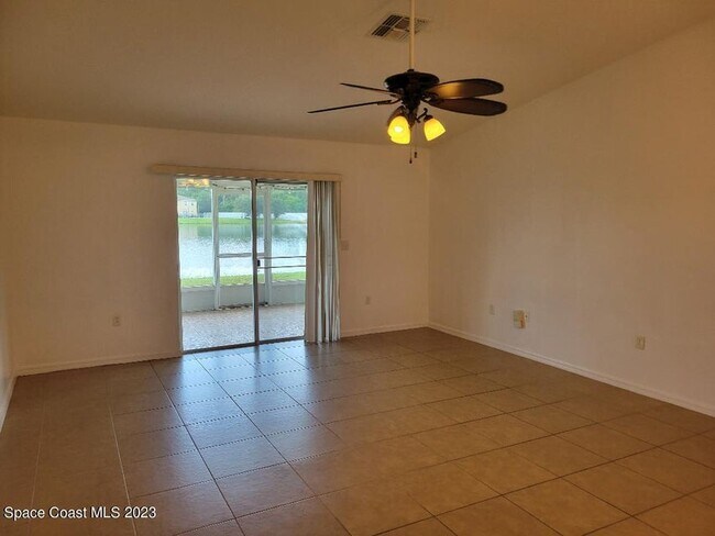 Foto del edificio - 3204 Burdock Ave