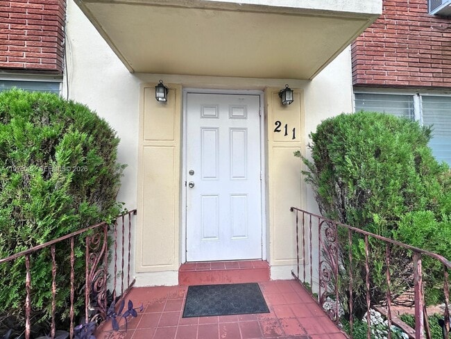 Foto del edificio - 215 Zamora Ave