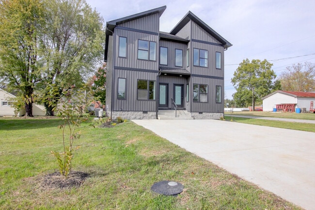 Building Photo - 230 3rd St