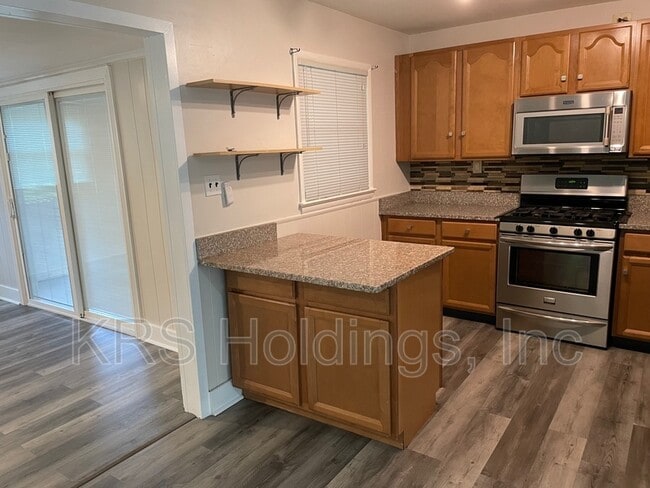 Foto del edificio - 8011 Beckner Ct