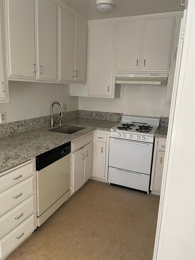 Building Photo - 1440 Centinela Ave