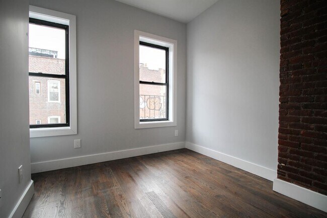 Foto del edificio - 58-23 Myrtle Ave