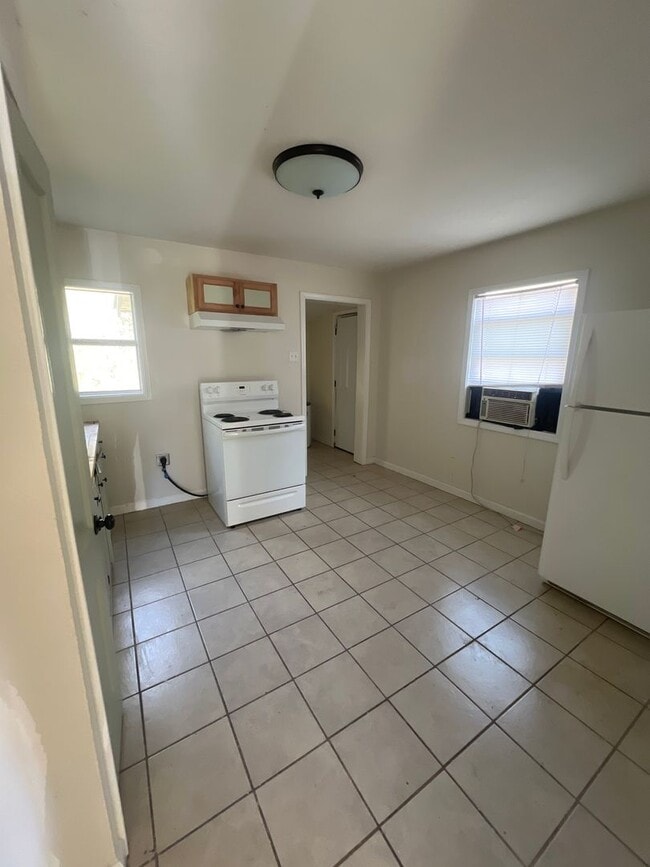 Building Photo - 1 bedroom home for lease