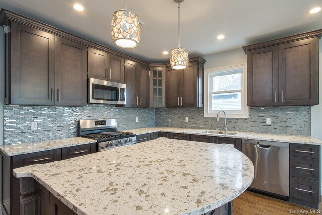 Building Photo - 535 E Walnut St