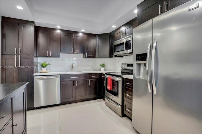 Building Photo - 500 Bayview Dr