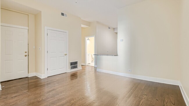 Building Photo - 7048 N Clark St