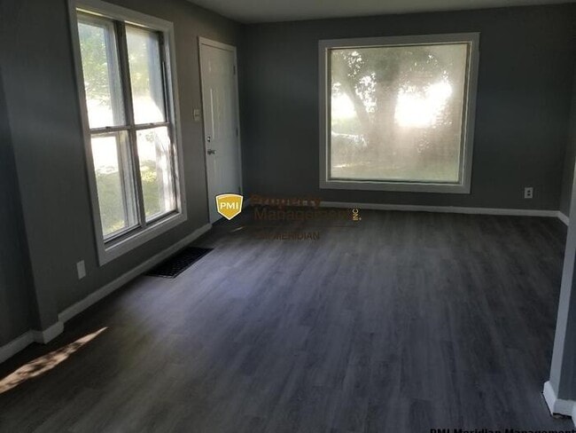 Building Photo - 2 Bed 1 Bath Duplex!!