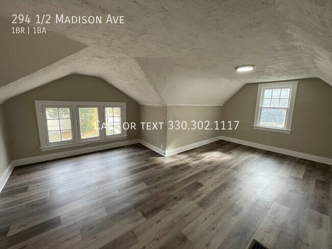 Foto del edificio - One bedroom one bathroom third level apart...
