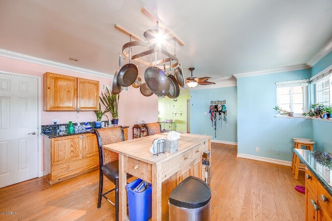 Foto del edificio - 2251 Markham Ave