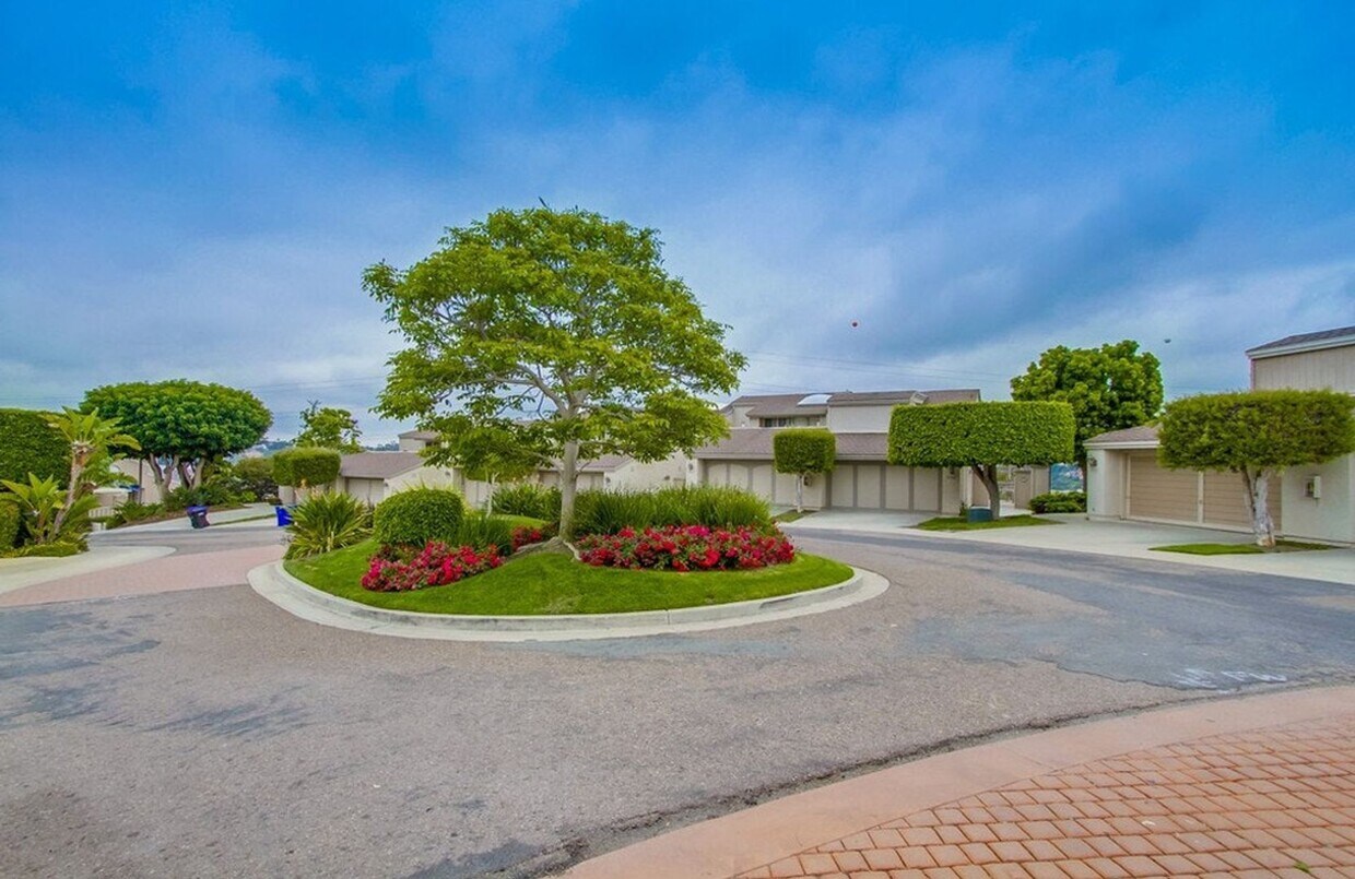 Primary Photo - Gorgeous 3 Bedroom House with Views of Mis...