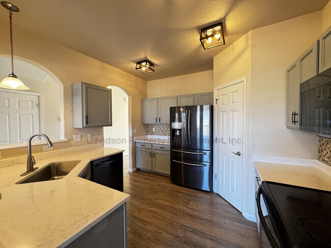 Foto del edificio - Gorgeous 5 Bedroom House in Security-Widefield