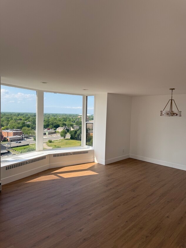 Foto principal - 8200 E Jefferson Ave