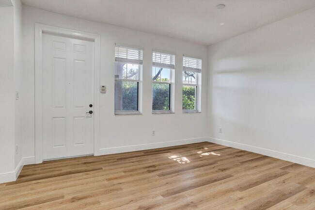 Building Photo - 450 Amador Ln