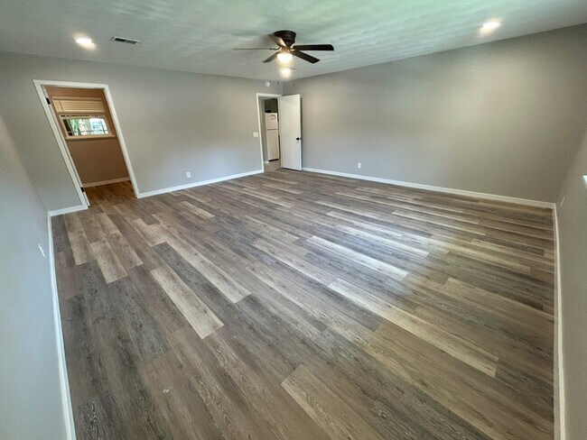 Foto del edificio - 210 Sanders Ave