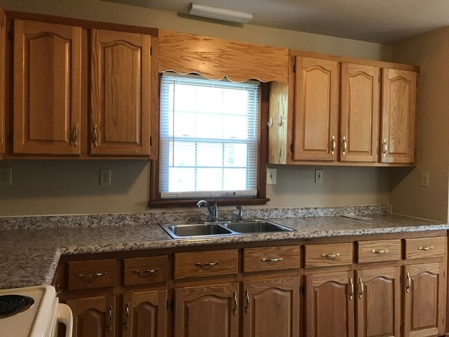 Building Photo - Cute & Inviting Country Home For Rent