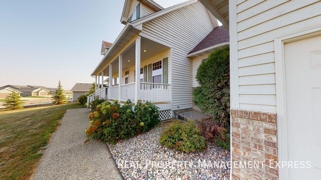 Building Photo - 305 N Pine Lake Dr