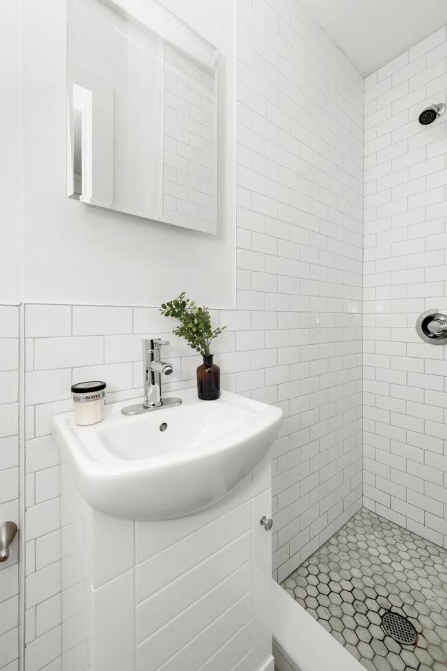 Building Photo - Carroll Gardens Studio w/d in unit