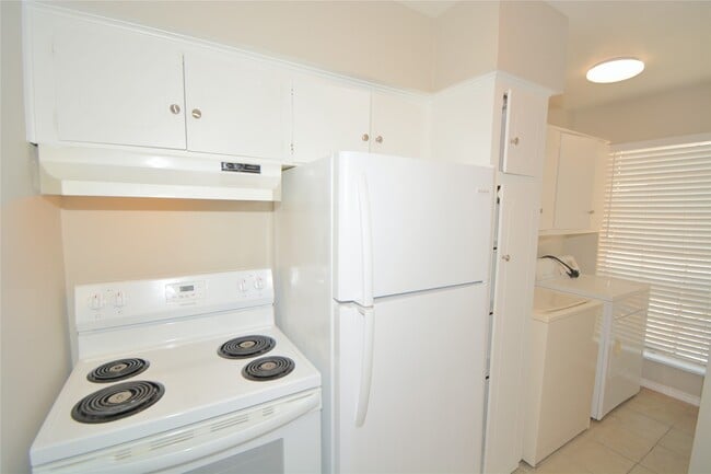 Building Photo - 2121 Fountain View Dr