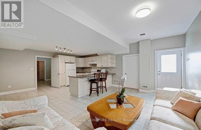 Building Photo - 975 Fredonia Dr