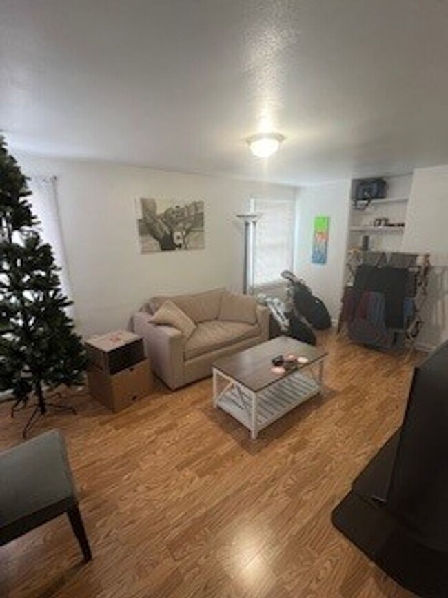 Building Photo - Charming 2 Bedroom Upper