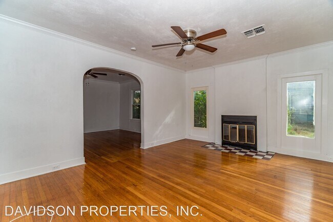 Building Photo - 2 br, 1 bath House - 469 E Magnolia Ave