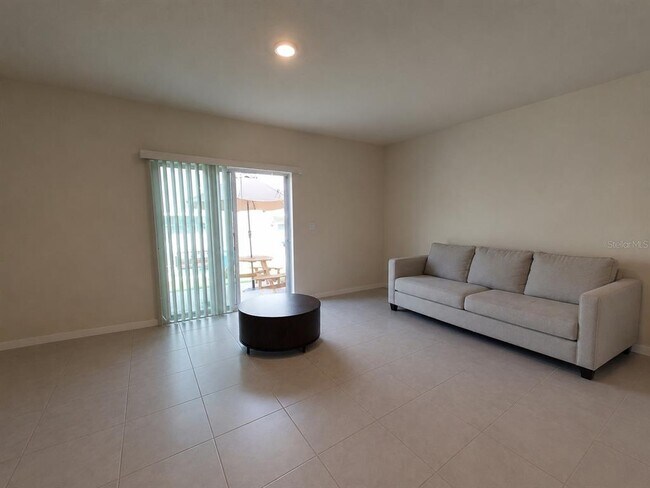 Foto del edificio - 2393 Penguin Blvd