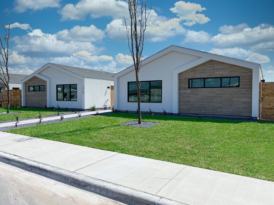 Primary Photo - 1320 E Iris Ave