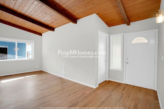 Building Photo - Fully Updated Home in Aloha - Large Yard!