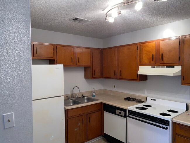 Cocina limpia con accesorios actualizados - 99 S 3rd St