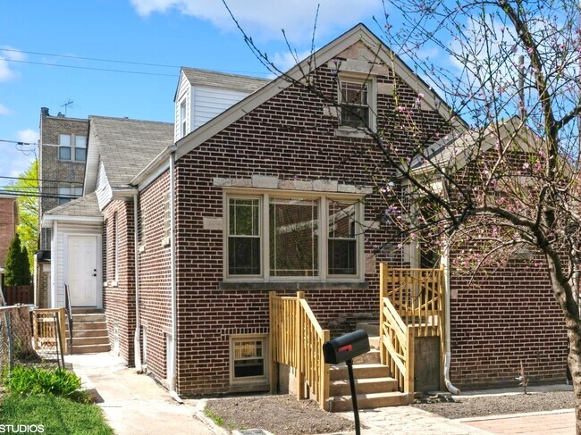 Building Photo - 6526 N Francisco Ave