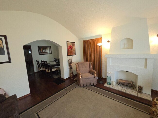 Foto del edificio - Spacious 2 Bedroom 2 Baths Spanish Charmer!