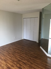 Building Photo - 643 Executive Center Dr