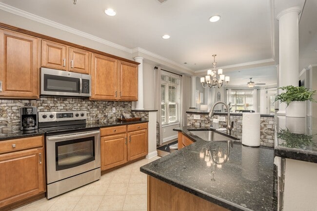 Building Photo - Fully furnished waterfront three-bedroom/ ...