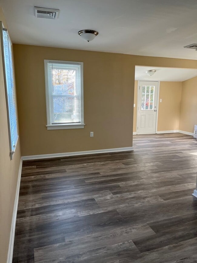 Foto del edificio - 3 Bedroom | 2 Bath | 1,098 Sq Ft | Updated Interior