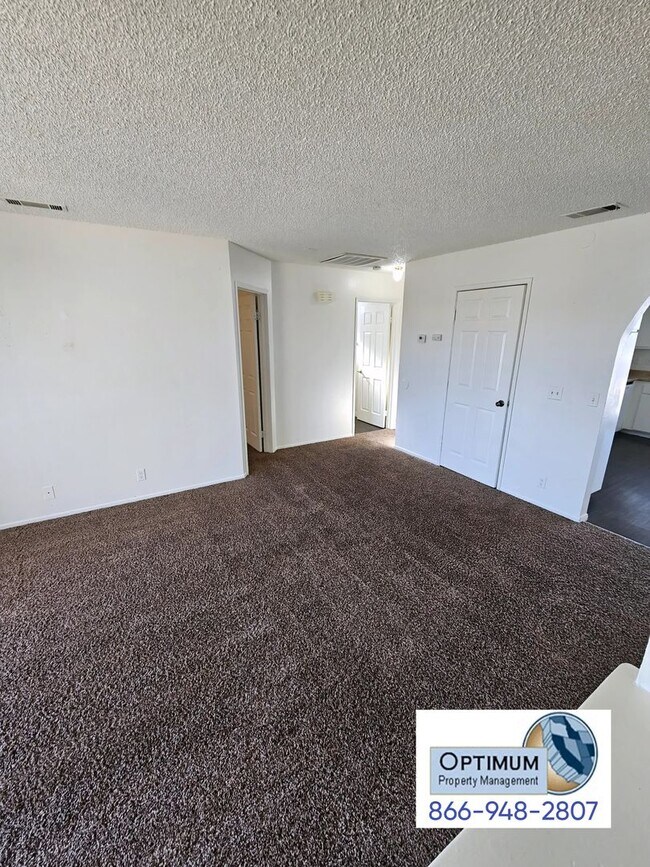 Foto del edificio - 15875 Green Hill Dr